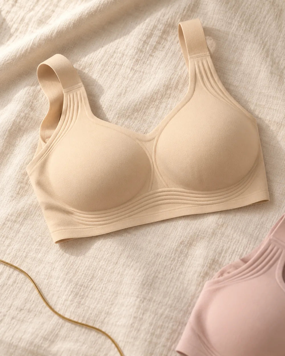 Brasier sin varillas color nude y rosa sobre tela de lino