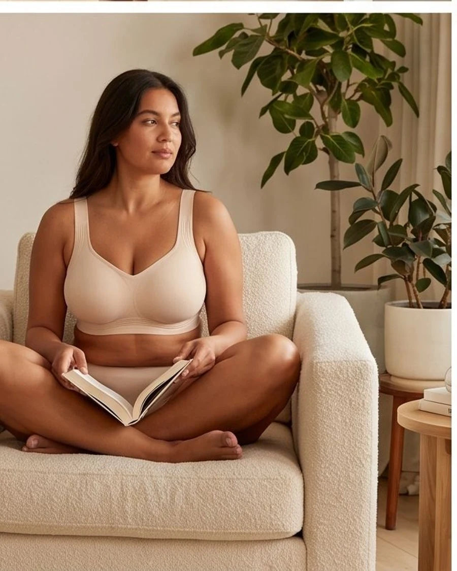 Mujer leyendo en un sillón con brasier Lanomiz color nude.