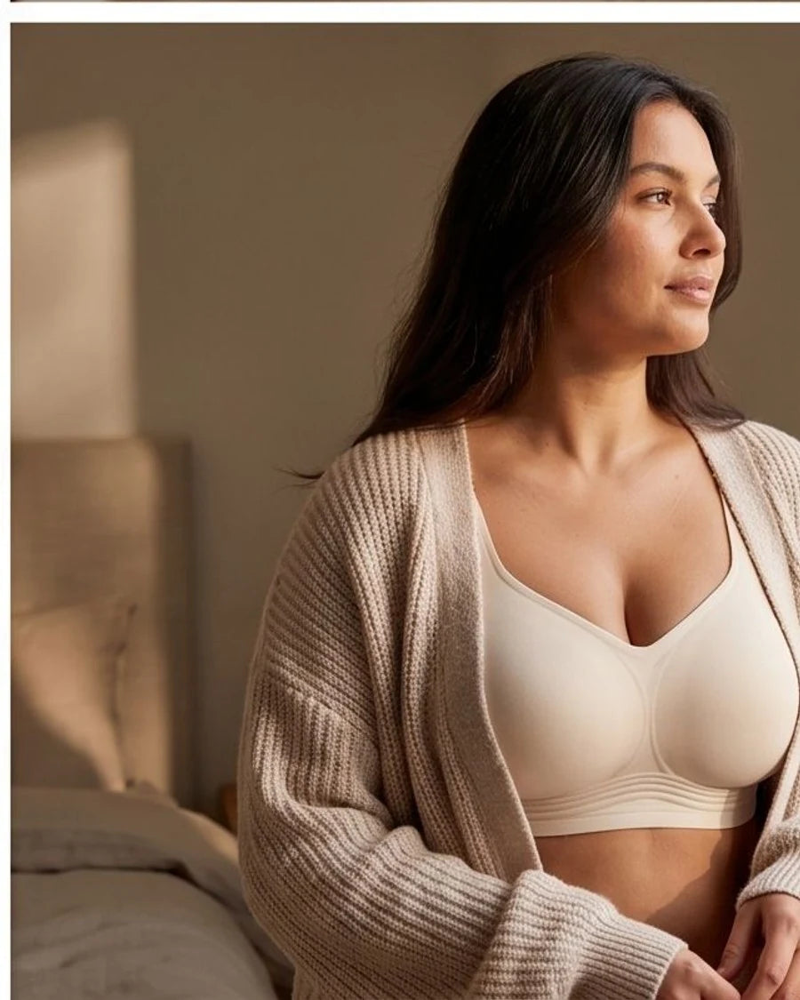 Mujer con cárdigan y brasier Lanomiz en una habitación.